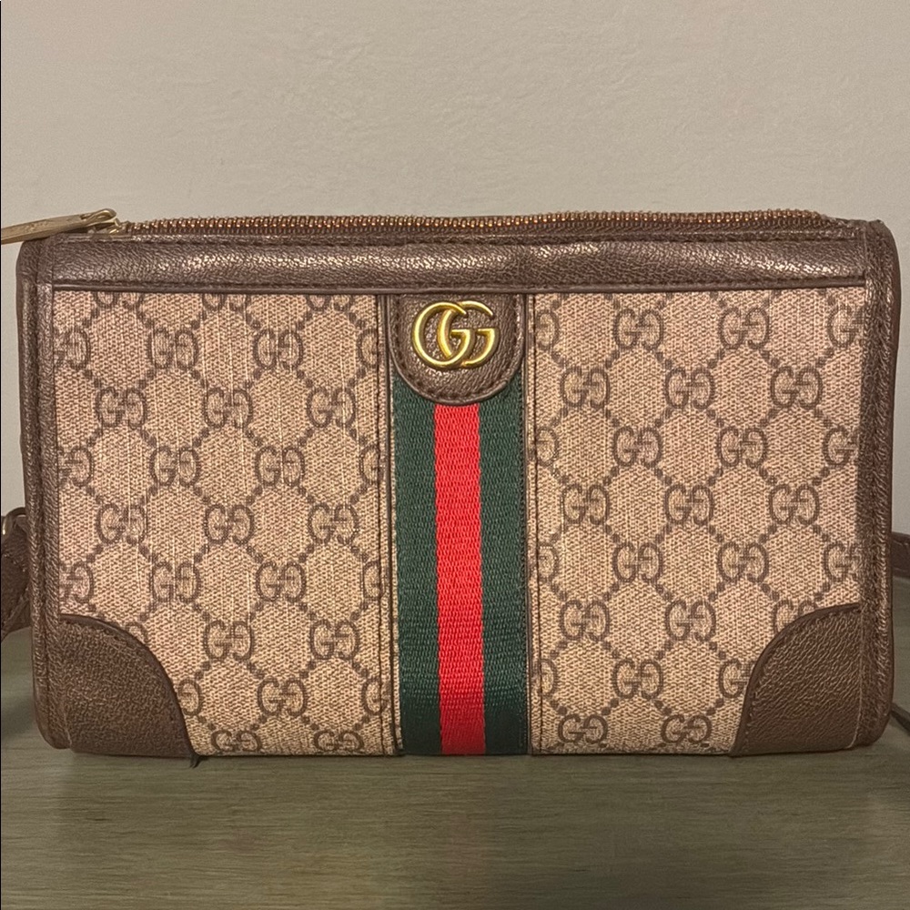 Gucci crossbody with wristlet strap